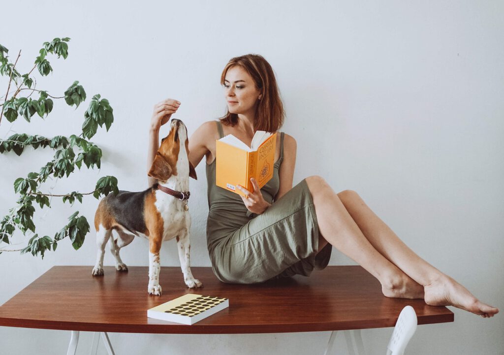 Friends Girl Dog Book Reader  - Blogcube / Pixabay